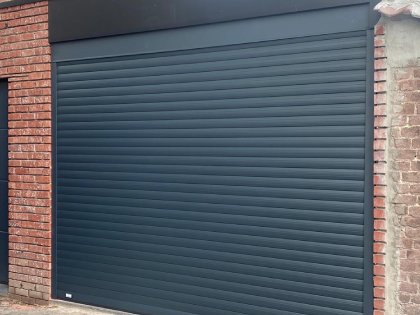 Rolluik met rolpoorten, RAL 7016, in de dag
