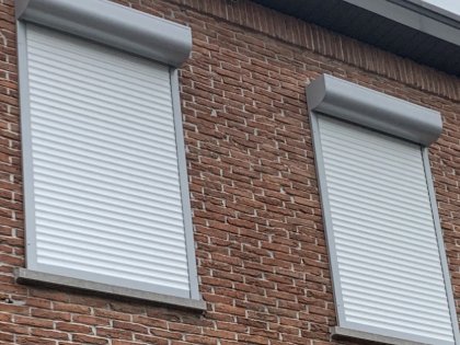 Rolluik met rolluiken, RAL 9006, op de dag, alu lamellen