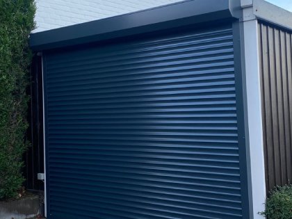 Rolluik met rolpoorten, RAL 7016, op de dag, frame