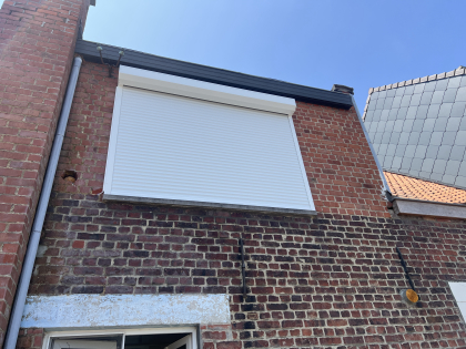 Rolluik met rolluiken, RAL 9016, op de dag