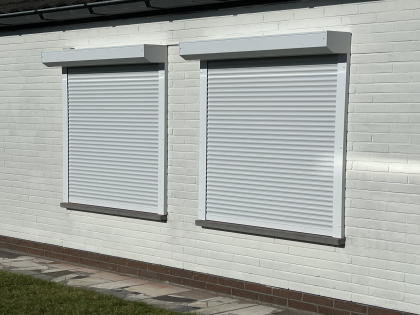 Rolluik met rolluiken, op de dag, RAL 9010