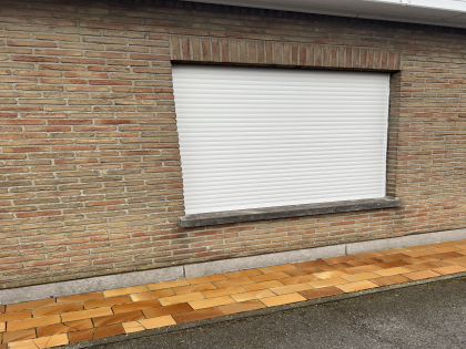 Rolluik met rolluiken, RAL 9016, in de dag