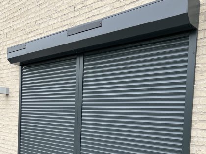 Rolluik met rolluiken, RAL 7016, op de dag, zonnecel, alu lamellen, tussenprofiel, Somfy TaHoma Box: Smart Home Systeem