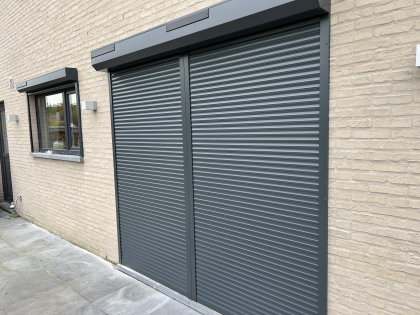 Rolluik met rolluiken, RAL 7016, tussenprofiel, zonnecel