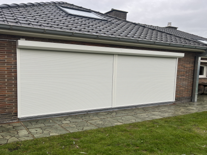 Rolluik met rolluiken, RAL 9010, op de dag, tussenprofiel